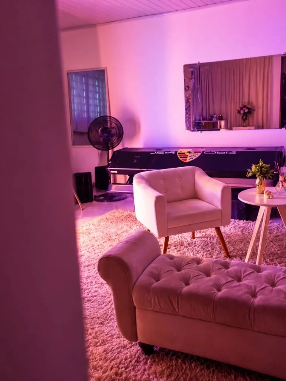 POLTRONA BEGE DESIGN ELEGANTE COM BOTOÕES 