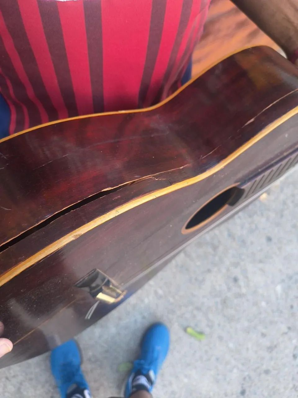 Violão para restauração.