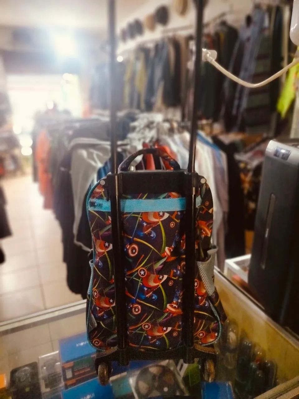 Mochila escolar de Rodinhas Seminova Super heróis  - Foto 3