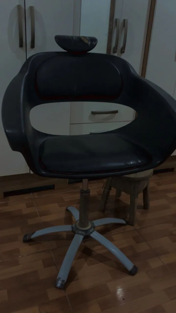 Vendesse cadeira de barbeiro ou cabeleireira  - Foto 3