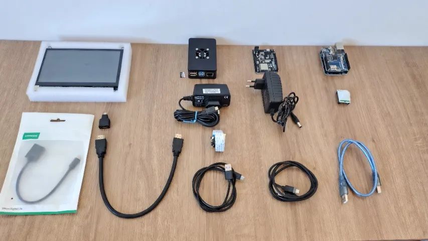 Kit Raspberry Pi 4 Model B 8GB + Tela Touch + Case com Cooler + Fonte e Acessórios