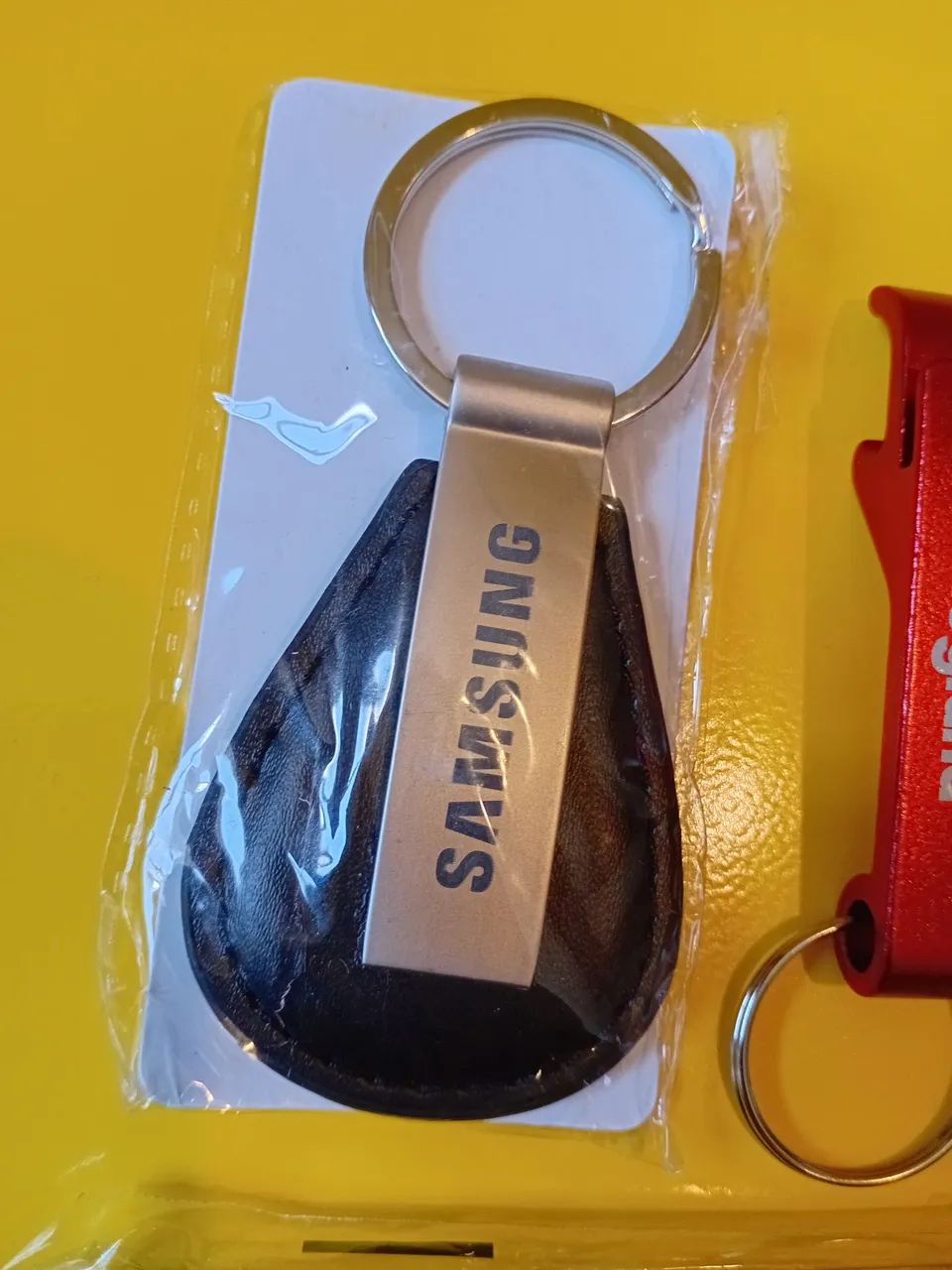 Kit 8 Chaveiros e 2 suporte para celular de mesa - Foto 3