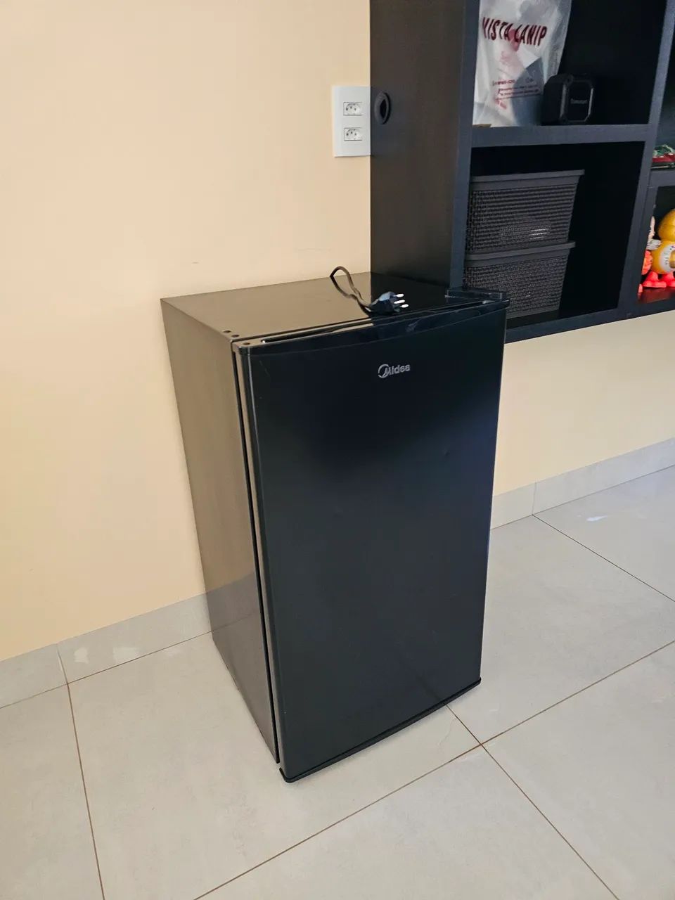 Frigobar semi novo 93litros