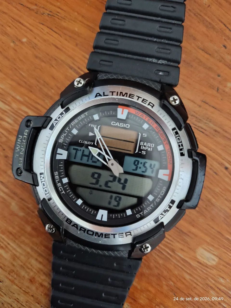 Relógio Casio SGW 400 funcionando perfeitamente.