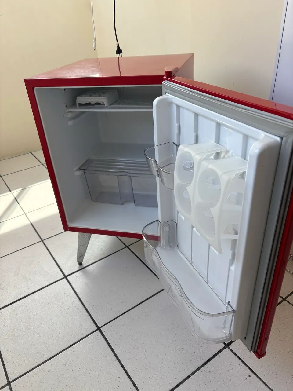 Frigobar Brastemp Retrô 76L Vermelho 220V - Classic Red - Foto 3