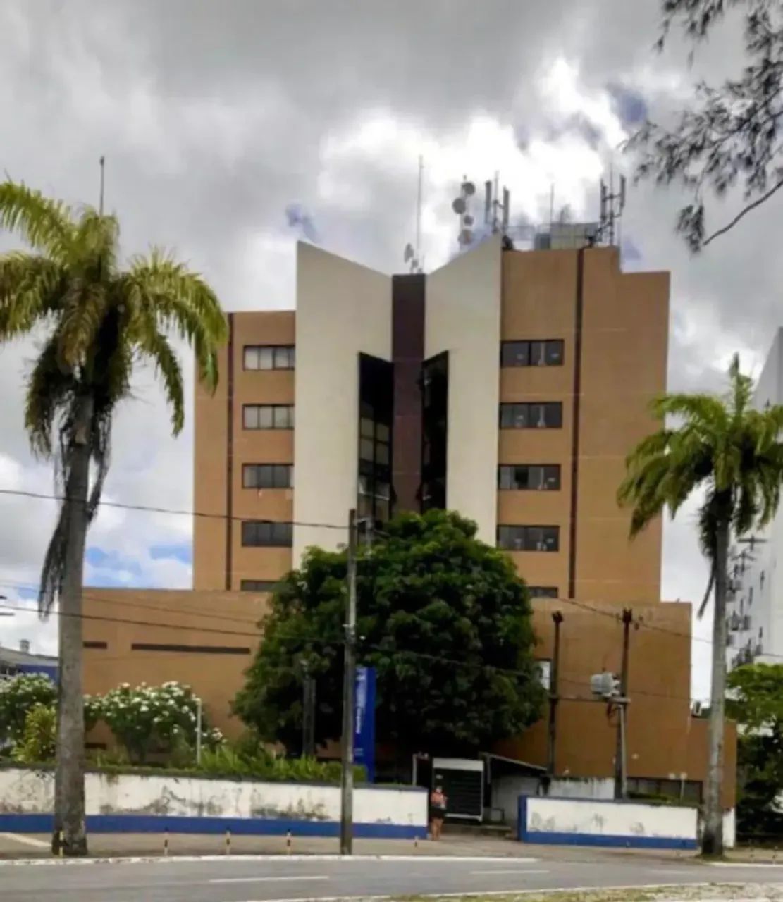 Sala Comercia mobiliada a venda no edifício Newton Almeida, com 46m²; R$ 185 mil. 3° andar