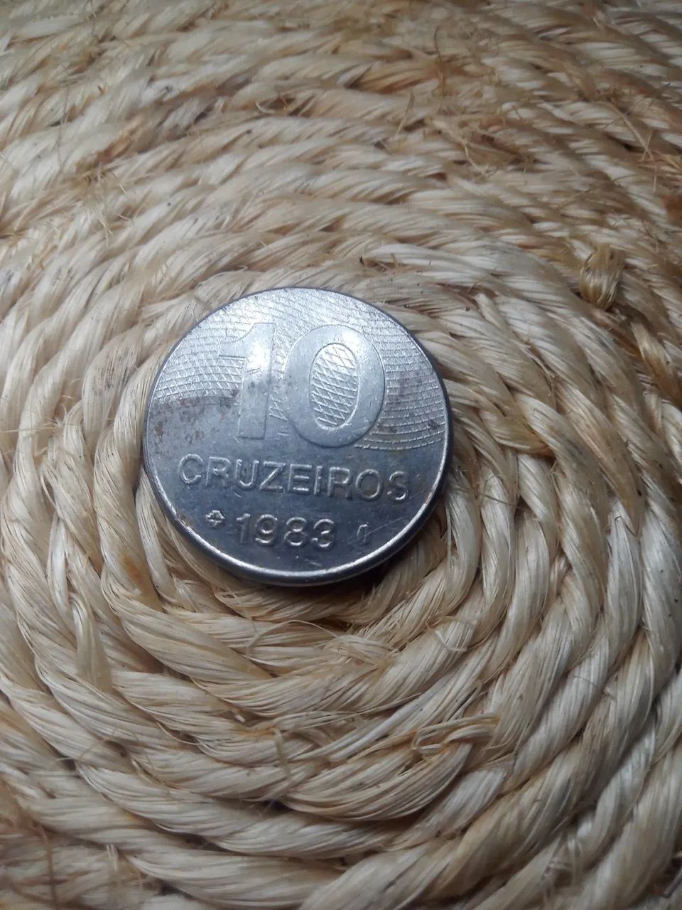 Moeda de 10 cruzeiros de 1983 com marcas de uso - Foto 3