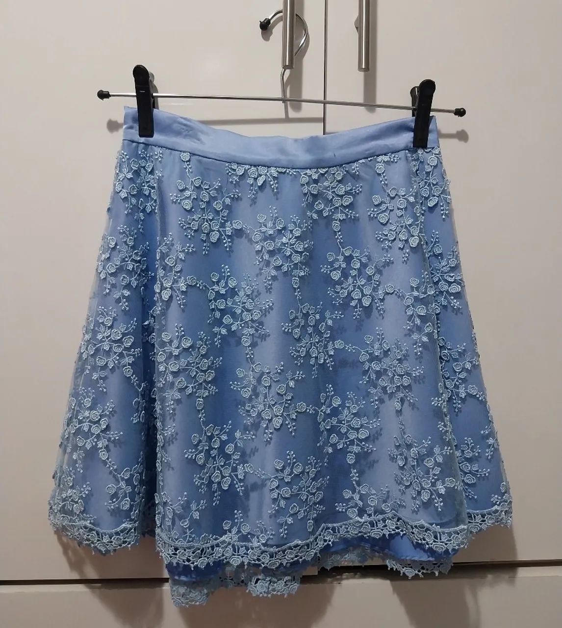 saia azul com renda bordada