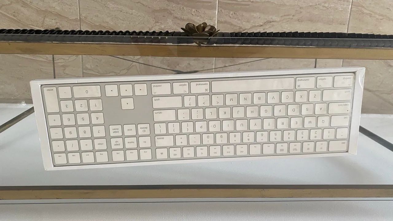 Teclado Apple QWERTY Aula Blue inglês UK cor branco