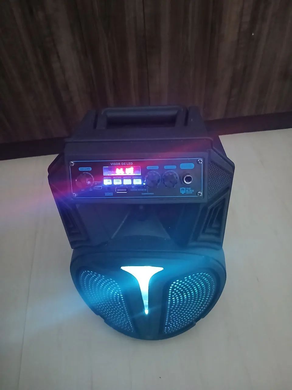 Caixa de som 100% funcionando,  comprado recentemente. 