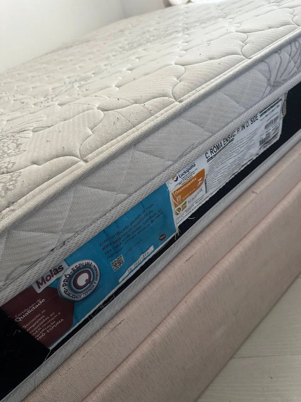 CAMA DE CASAL COM BAÚ BEGE COM COLCHÃO PERFEITO ESTADO - Foto 5