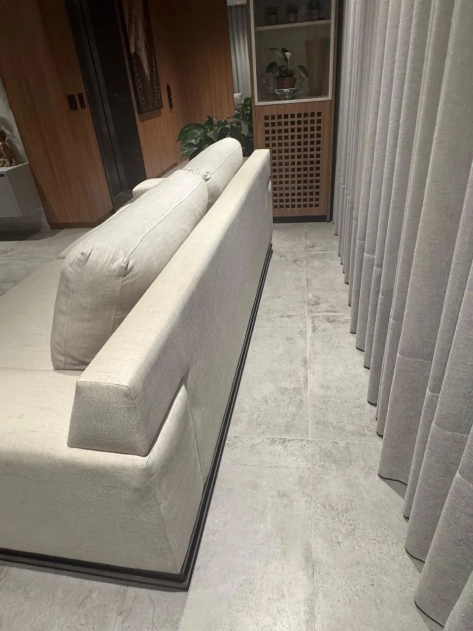 Sofa 2/3 lugares chique claro - Foto 2