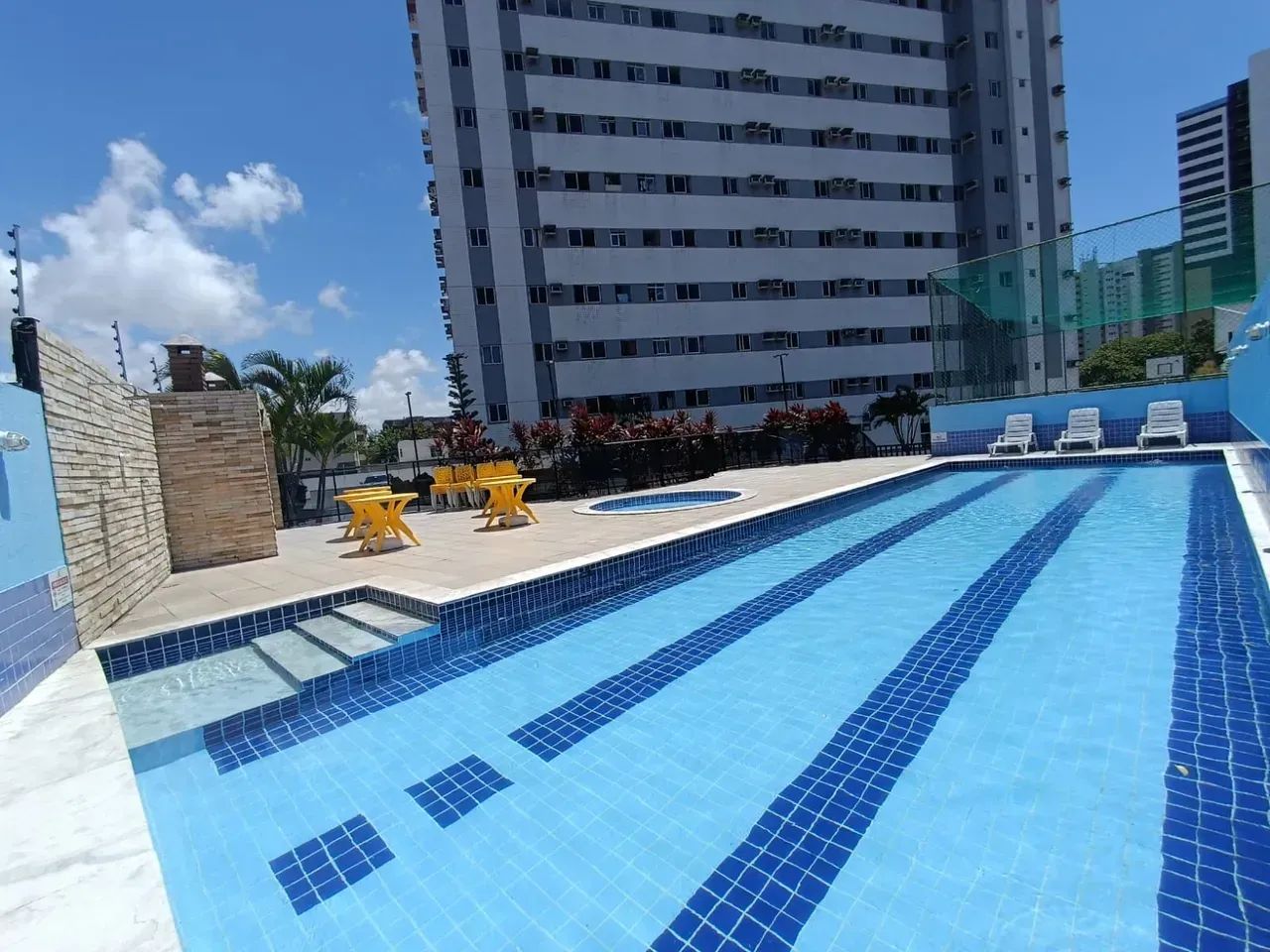 Alugo excelente apartamento no Farol