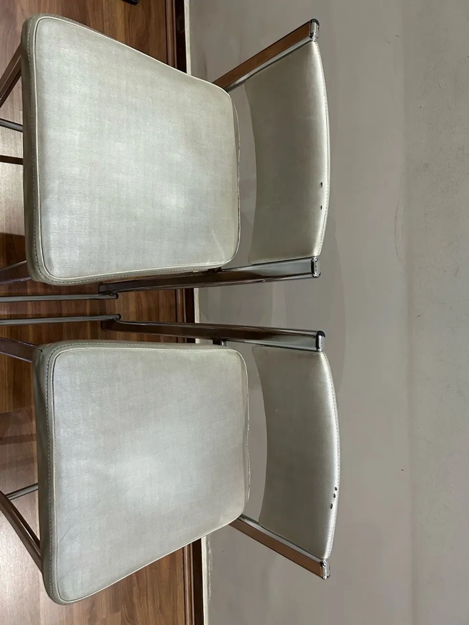 Par de banquetas cromadas com assento em courino branco perolado - Foto 2