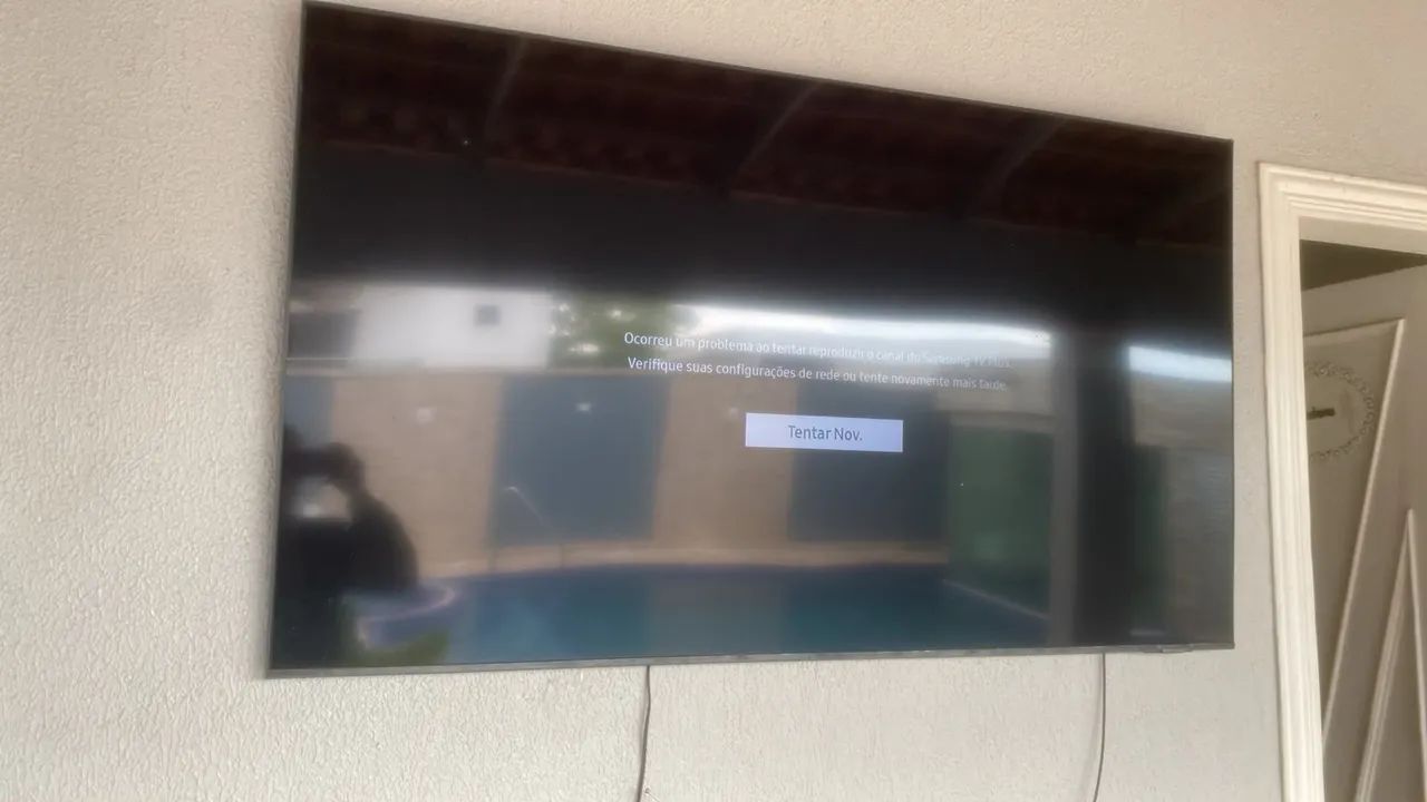 Vendo tv de 60 polegadas LG só tenho um defeito do lado dela que tá mais escuro 