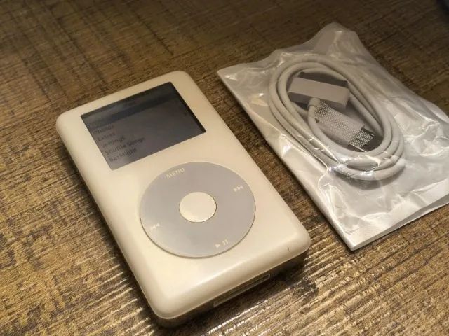 iPod Classic 4ª Geração Colorido - 128GB - bateria nova + cabo