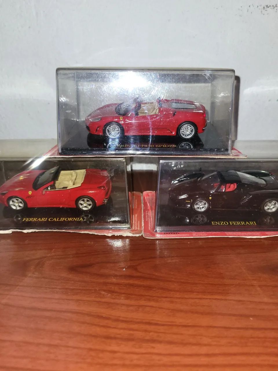Miniaturas Ferrari collections R$ 200 cada Uma Nova LACRADA + Facículo  ( SÓ RETIRADA  ).