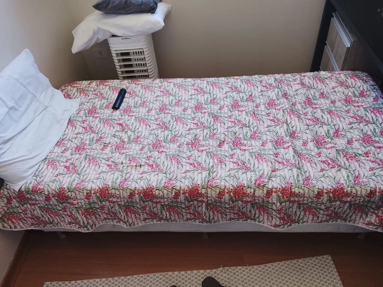 Vendo cama box solteiro 