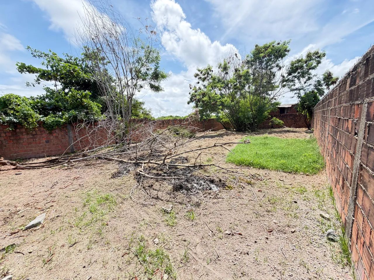 Terreno Murado em Candeias Próximo à rua da Árvore