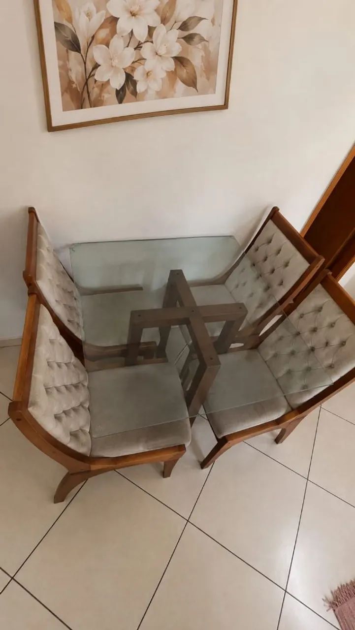 Mesa em madeira ,de vidro com 4 cadeiras 
