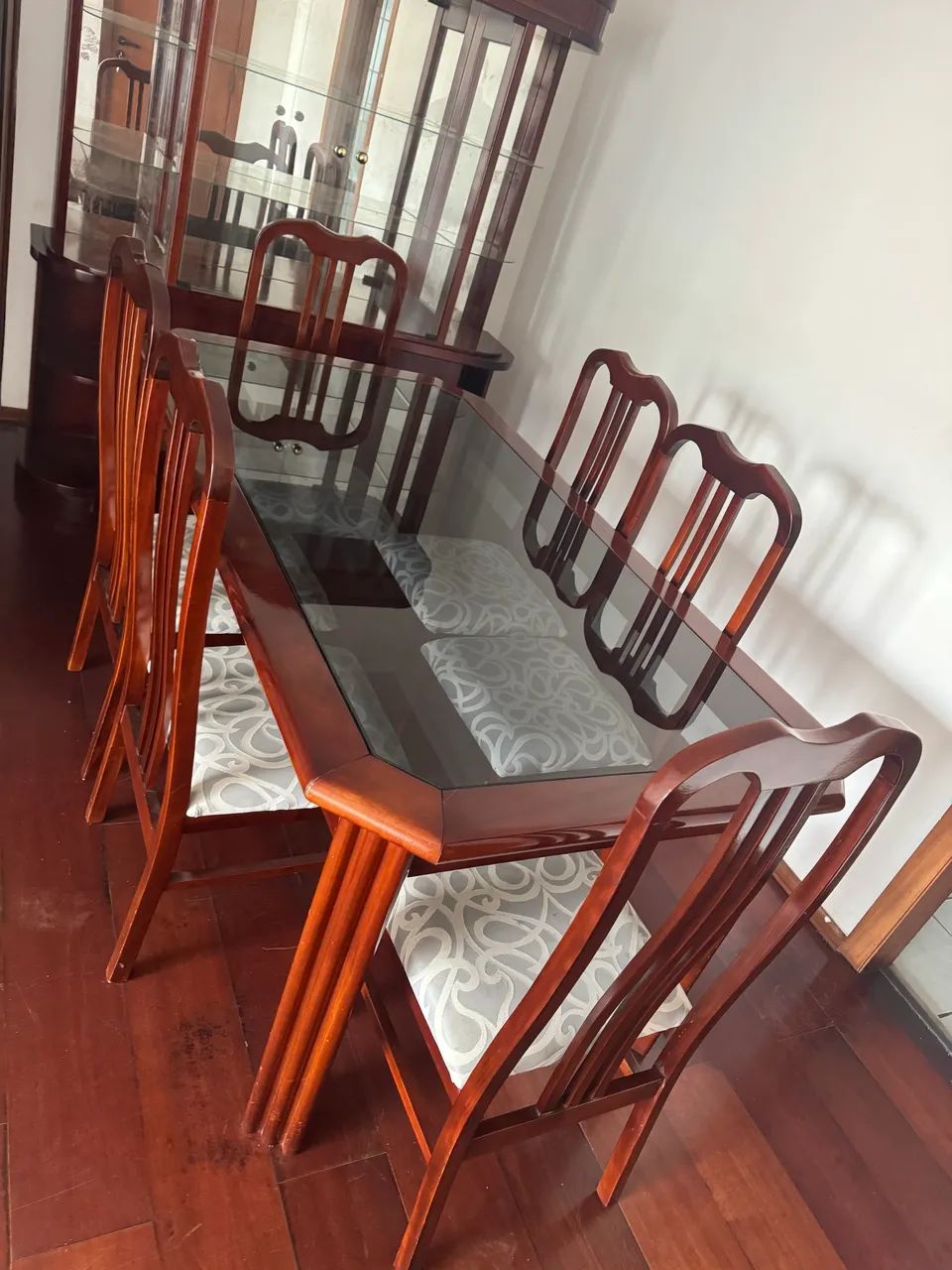 Mesa de madeira maciça 
