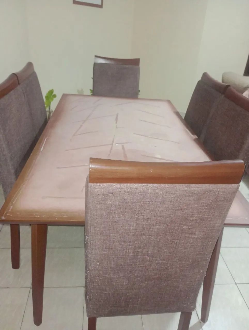 Mesa 6 cadeiras sem tampo de vidro.