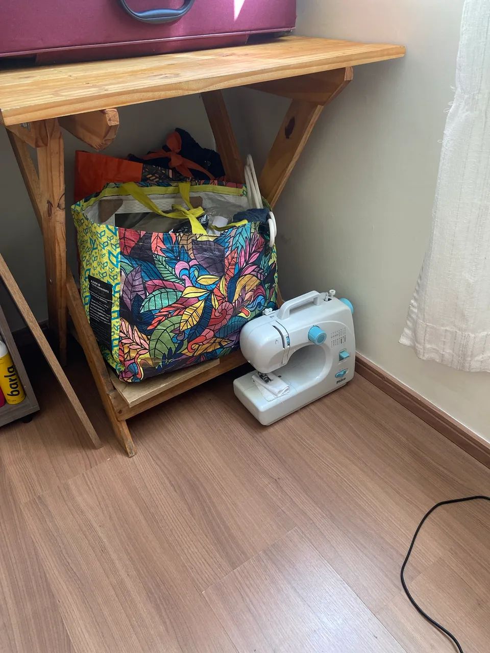 Vendo, mesa com 4 cadeiras multiuso, uma multiuso 