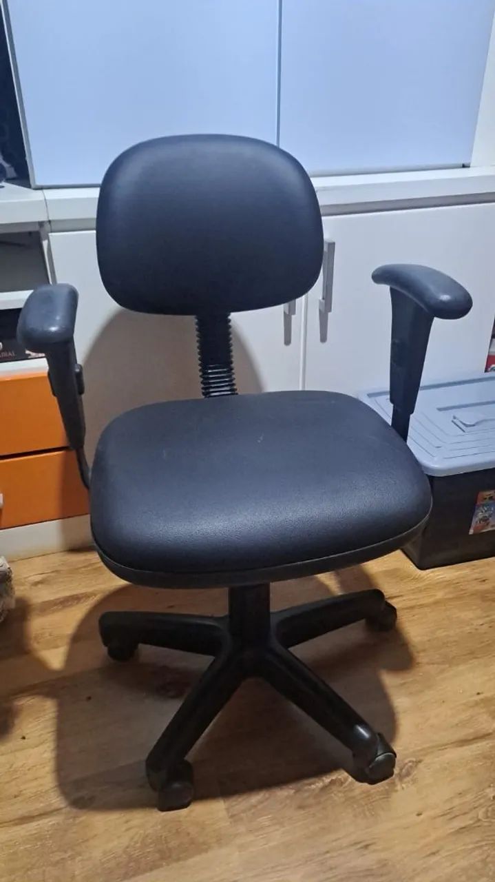 Cadeira escritório corino preta