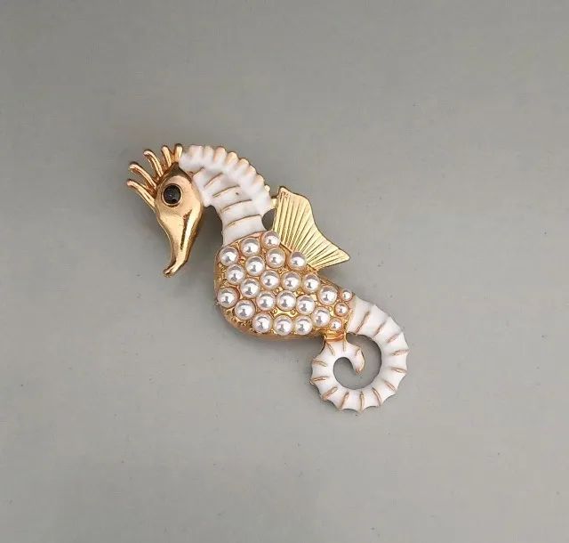 Broche de Cavalo Marinho Branco com Pérolas (novo)