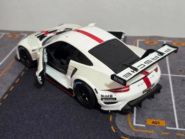 Porsche 911 RSR 1:24 - BBurago - Foto 5