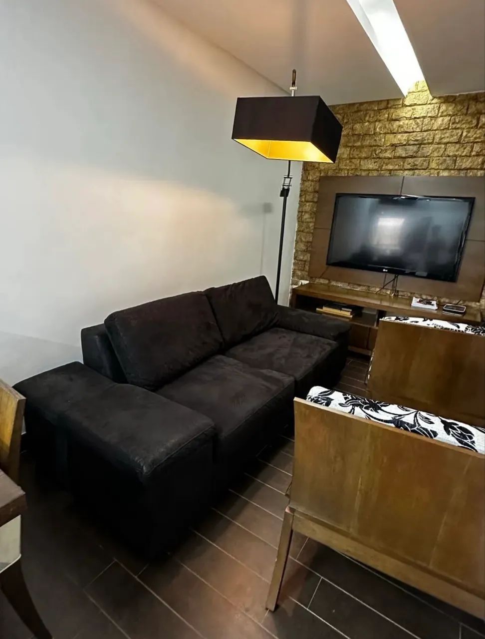 Sofá preto 4 lugares  - Foto 3