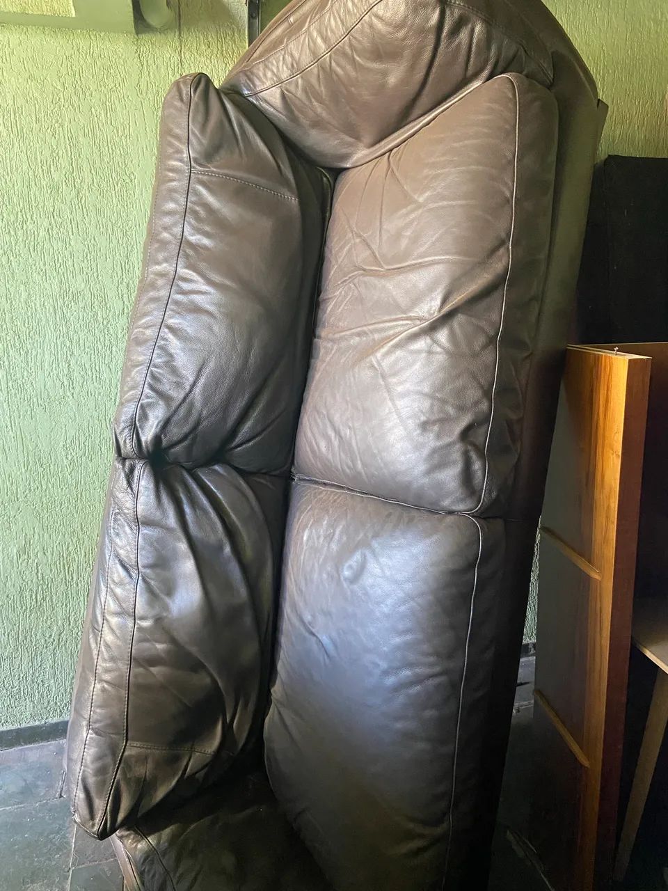 Para vender rápido - Sofá de Couro usado 3 lugares excelente estado  