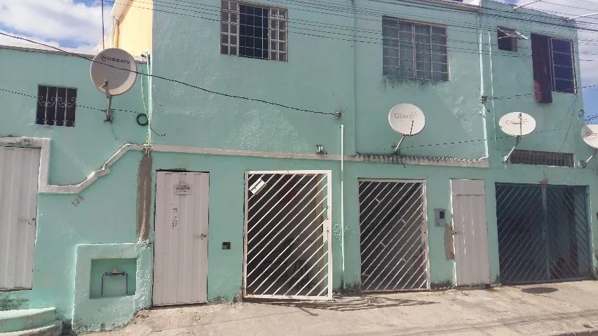 Predio composto de 7 casas geminadas e salao de 360 metros