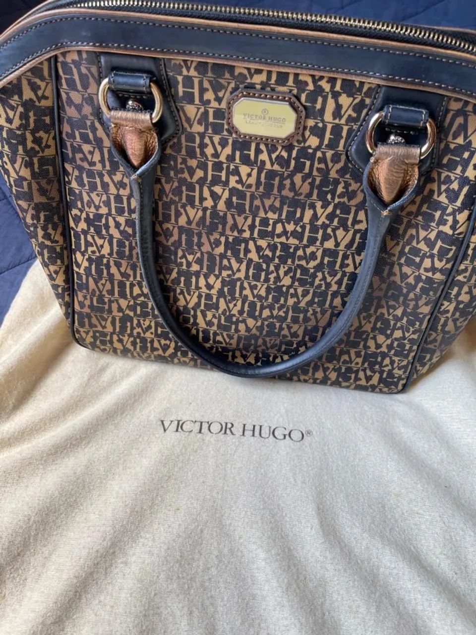 Bolsa Victor Hugo original, com monograma da marca em tons de marrom e preto - Foto 3