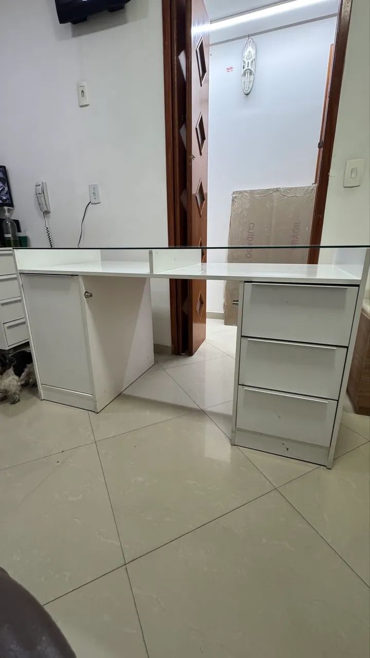 Mesa de escrito com tampa de vidro e gaveteiro - Foto 5