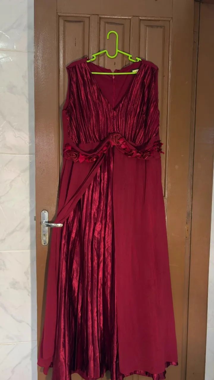 Vestido longo vermelho co aplicação e pedraria - Foto 2