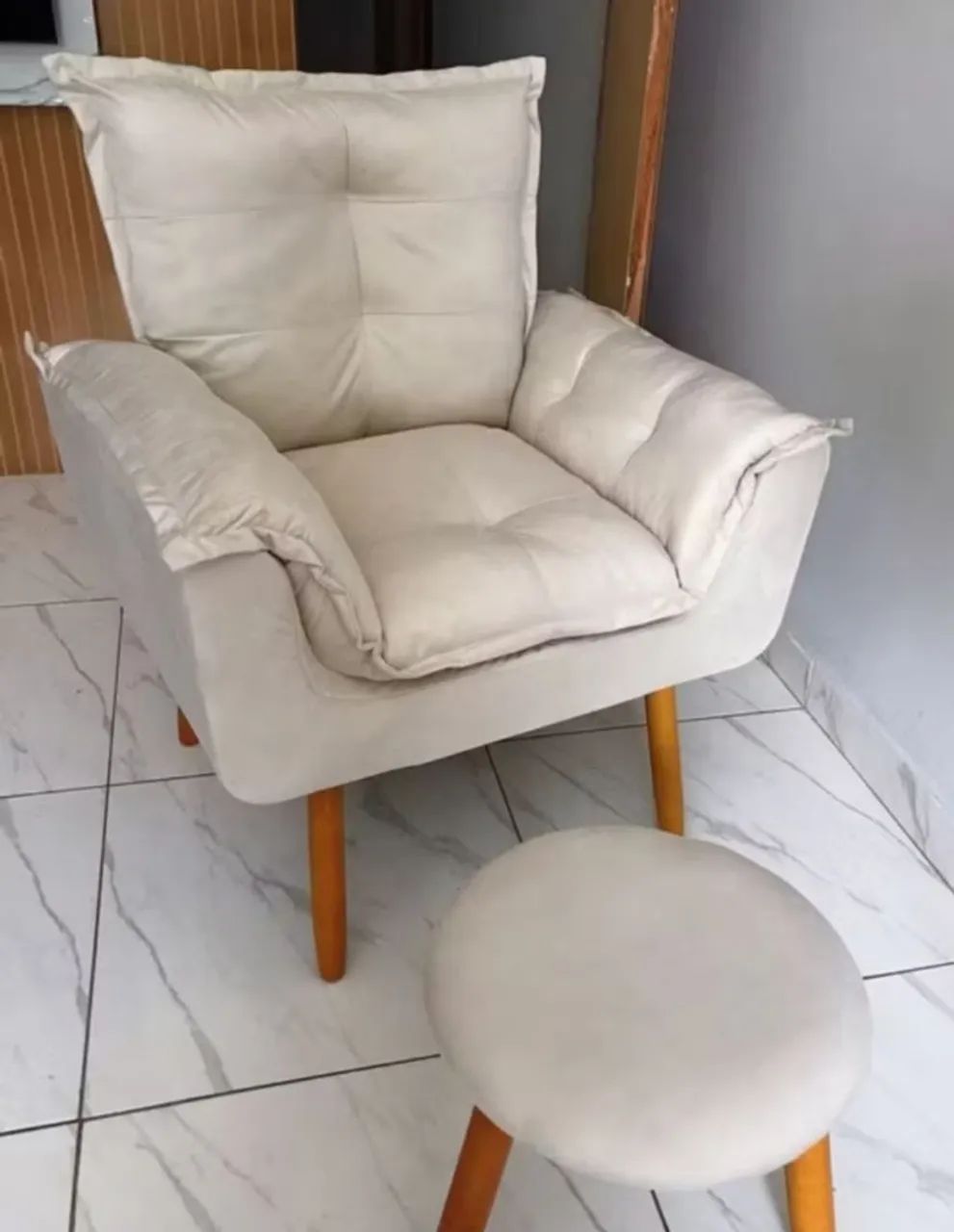 Vendo cadeira de amamentação com puff