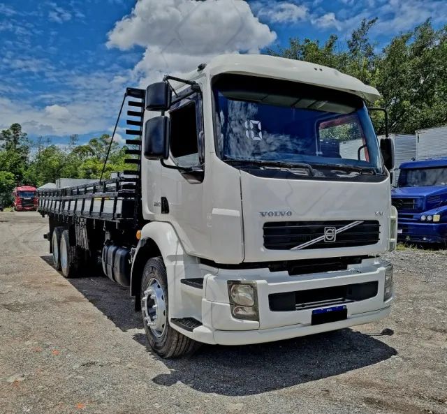Volvo VM 260 6x2R - 2010 (Carroceria c/ 8,50 metros)