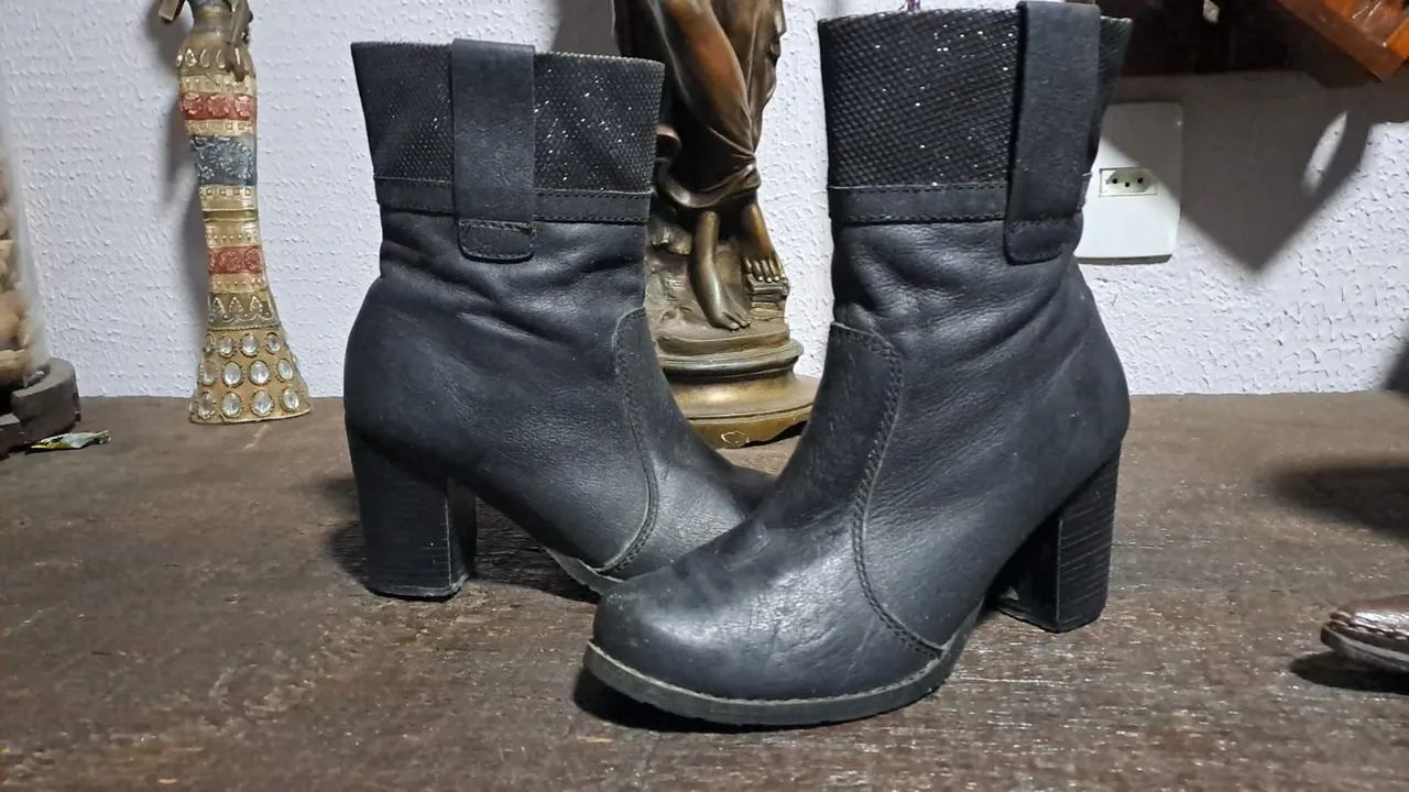 Botas as duas por 100,00  - Foto 2