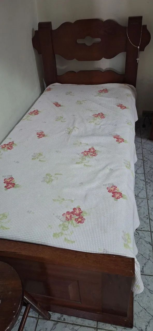 Cama de madeira maciça 