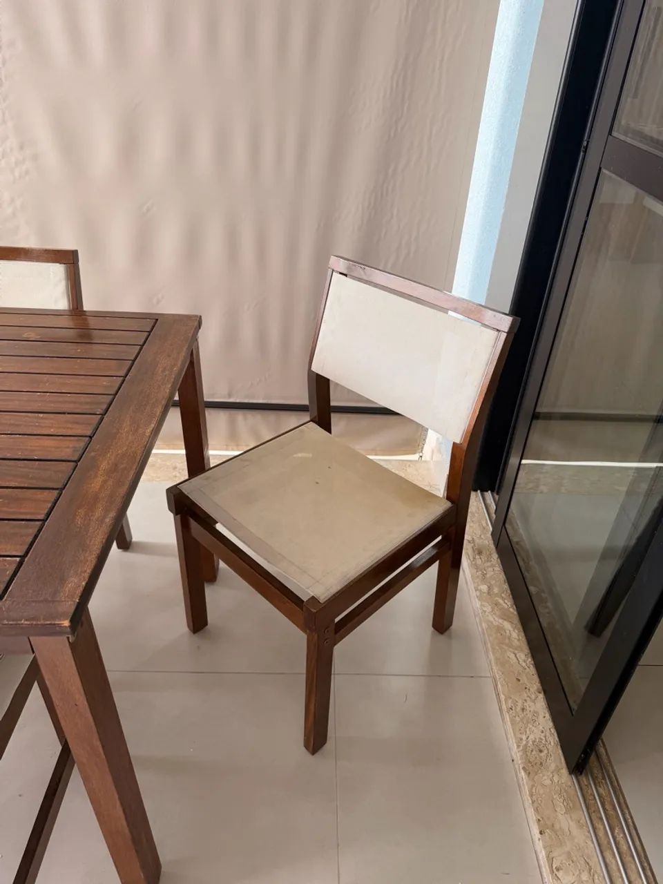 Conjunto de mesa, cadeiras e banco - Foto 4