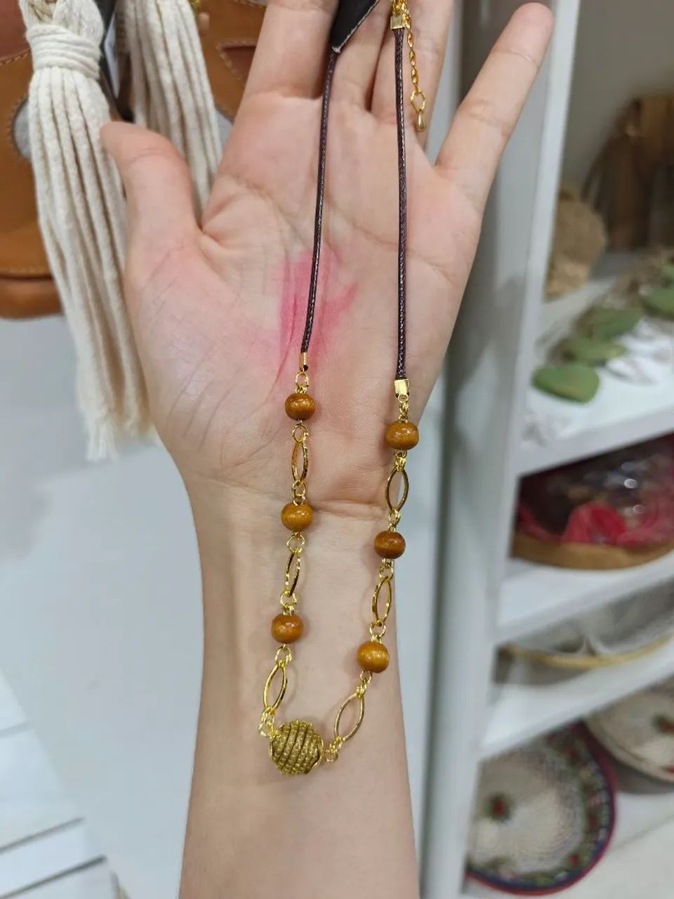 Colar com bolinhas marrons e capim dourado 