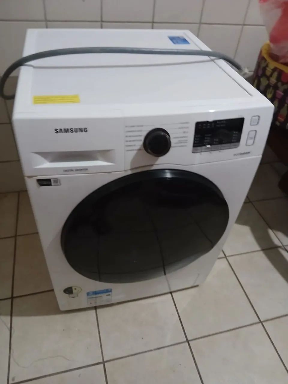 Máquina de lavar roupa e seca tbm. 
