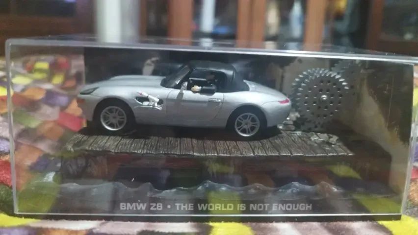 MINIATURA JAMES BOND CAR - BMW Z8 - COM REVISTA - Hobbies e