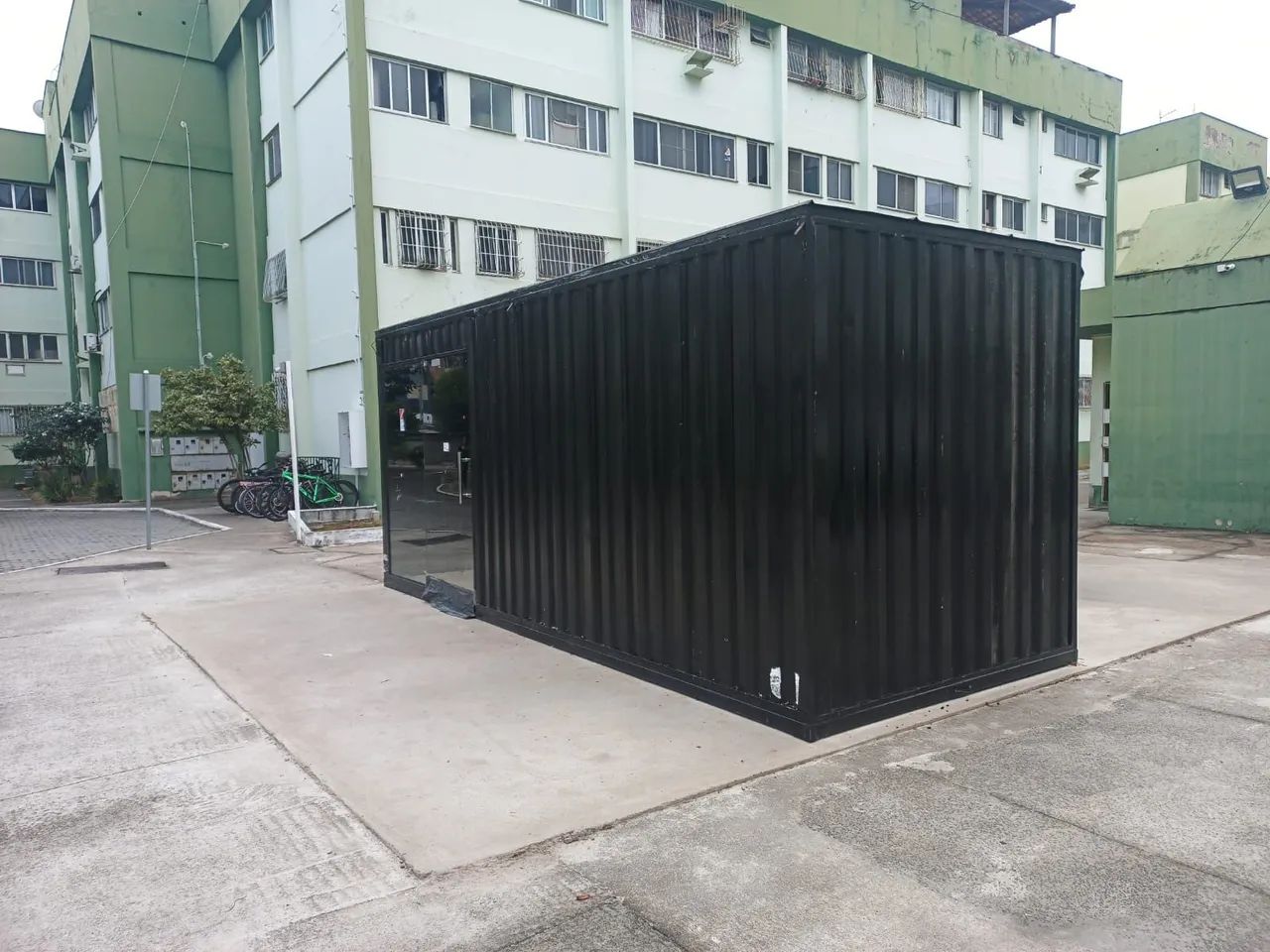 Container preto.com abertura de vidro 2.00x2.00
