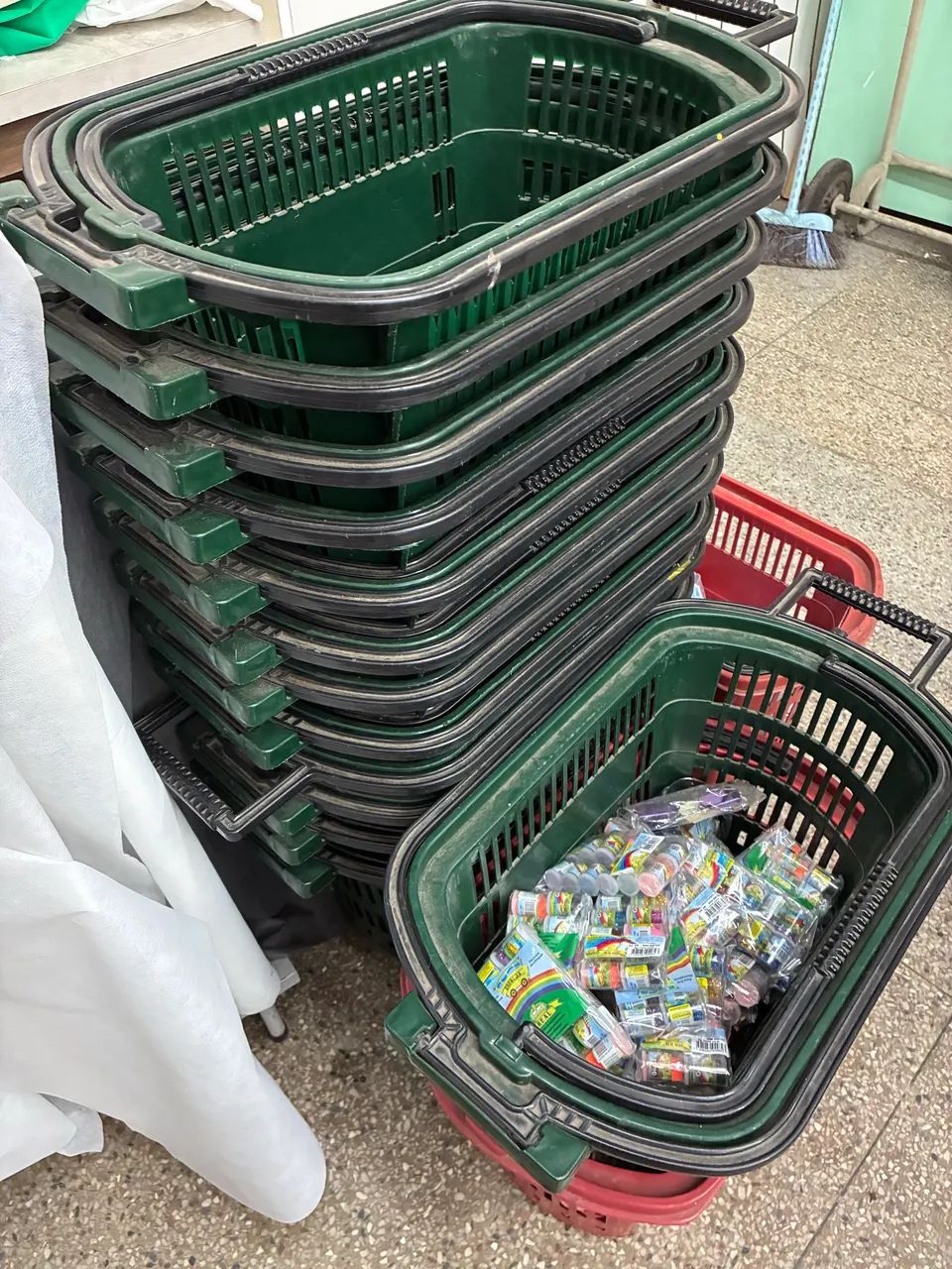 Cesto plástico de compras com rodas e alça mercado - Foto 2