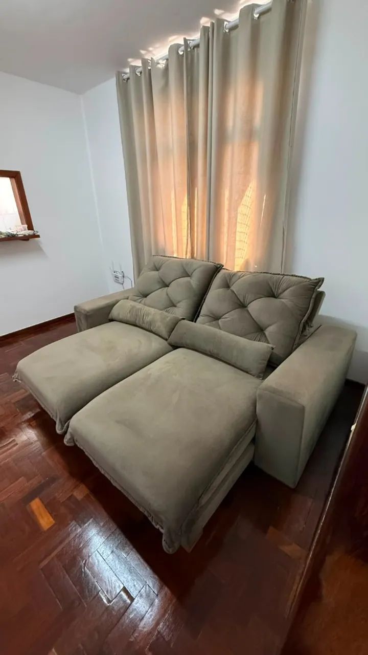 Sofá retrátil e reclinável de veludo na cor chumbo