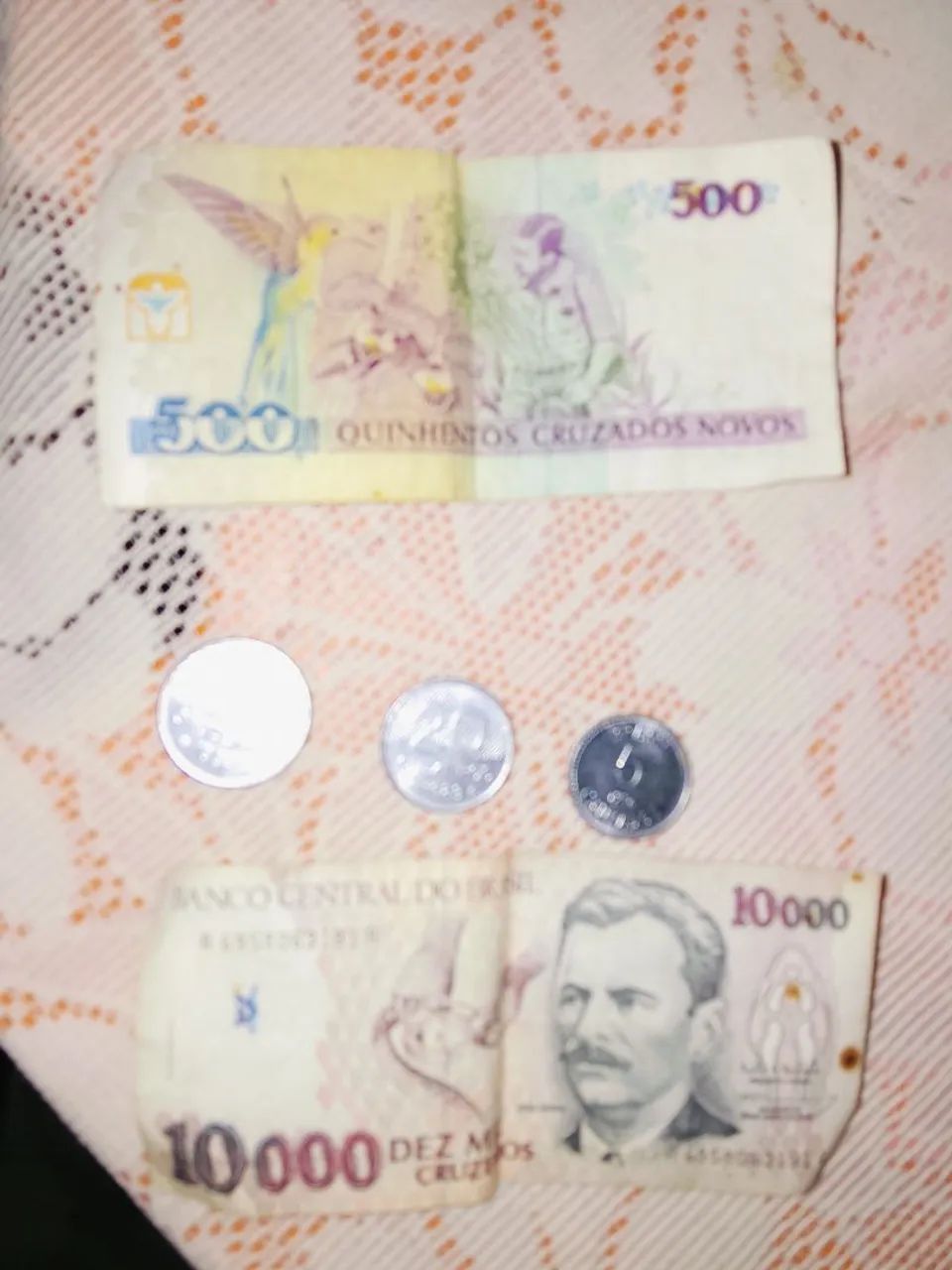 Cédulas e moedas 