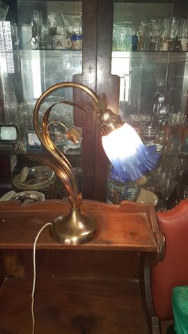 Luminária de mesa ,em metal dorado