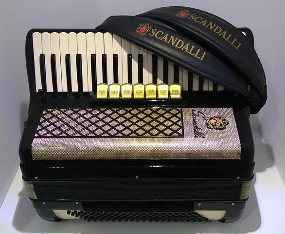 Acordeon Gaita Sanfona Scandalli série ouro 120 baixos com captação profissional